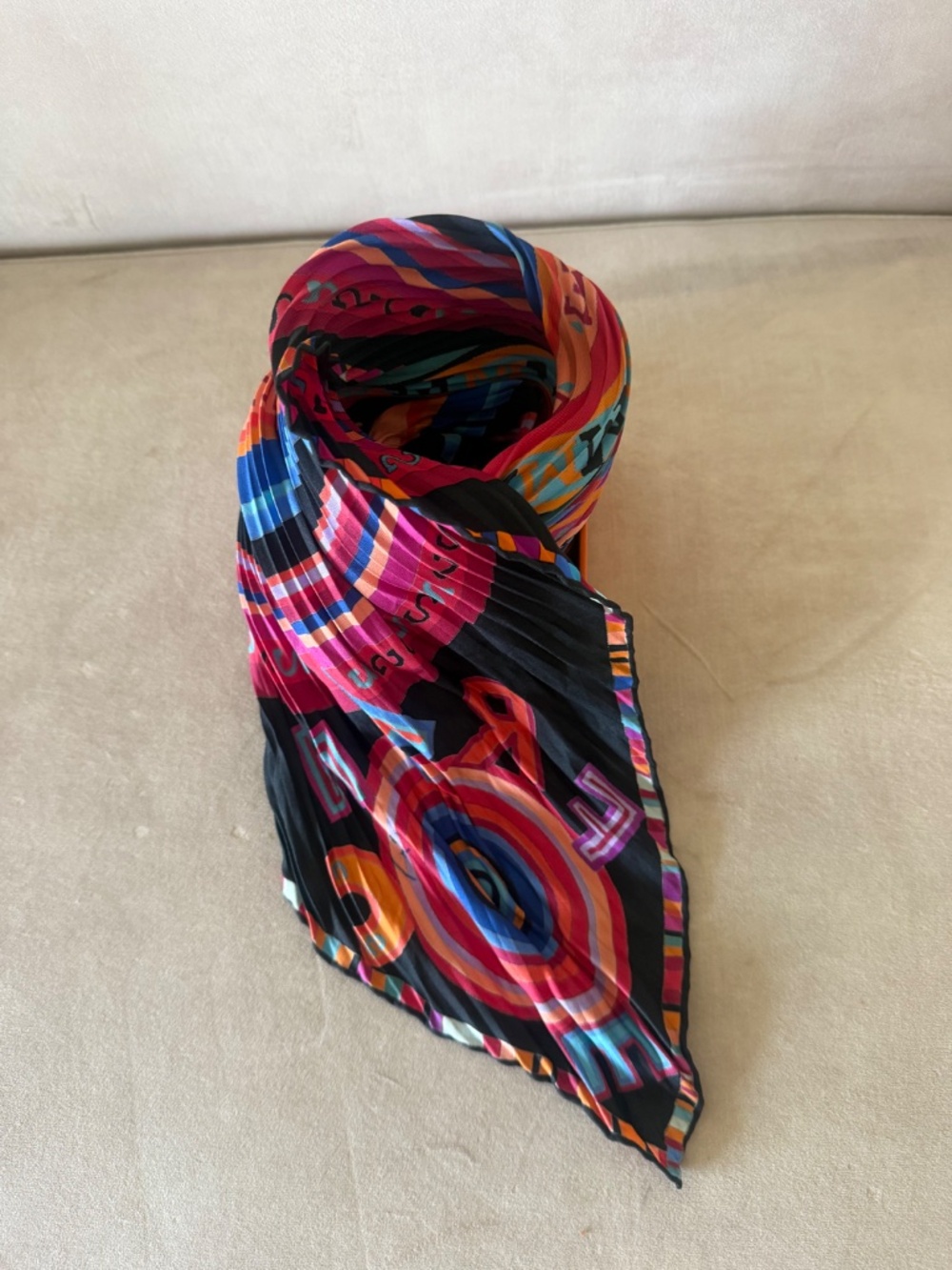 HERMES La Cible 24 Fbg Paris plissé Silk Scarf.